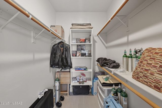 472 W Knotwood Street, Green Valley, AZ 85614