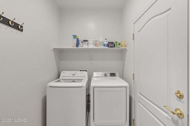 472 W Knotwood Street, Green Valley, AZ 85614