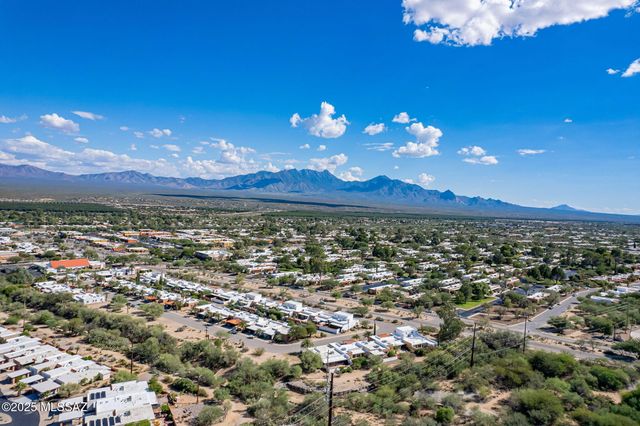 472 W Knotwood Street, Green Valley, AZ 85614