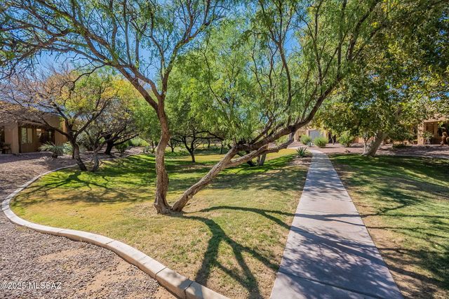 472 W Knotwood Street, Green Valley, AZ 85614