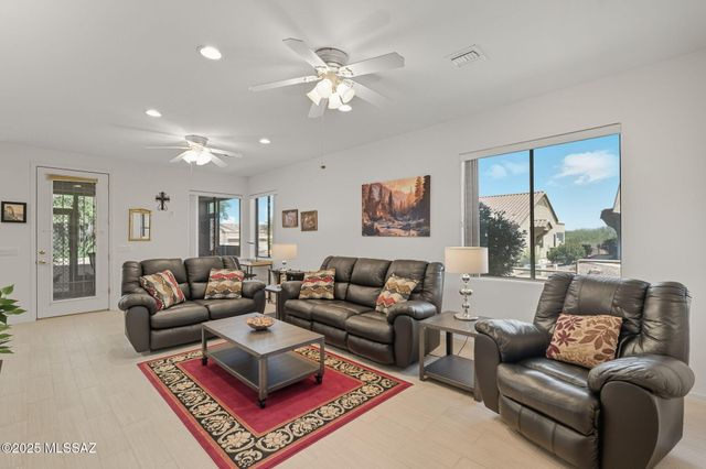 472 W Knotwood Street, Green Valley, AZ 85614