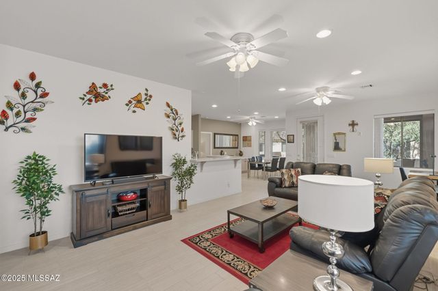 472 W Knotwood Street, Green Valley, AZ 85614