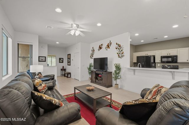 472 W Knotwood Street, Green Valley, AZ 85614