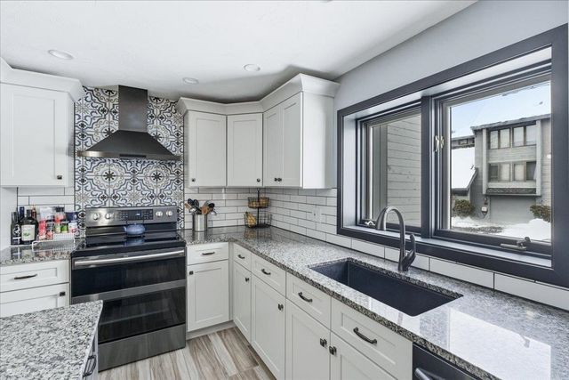 5 Tsienneto Rd Unit 75, Derry, NH 03038