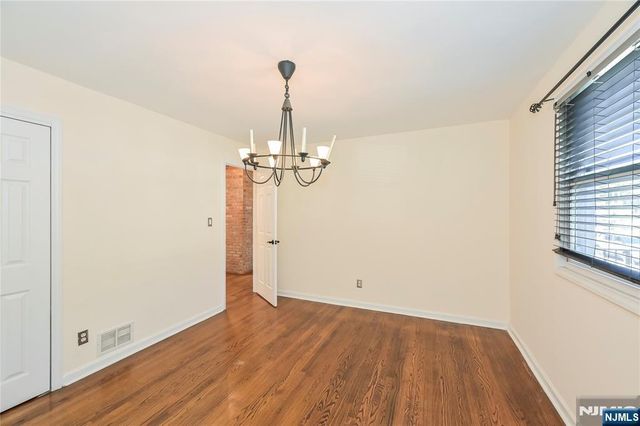 17 Oak Street, Rochelle Park, NJ 07662