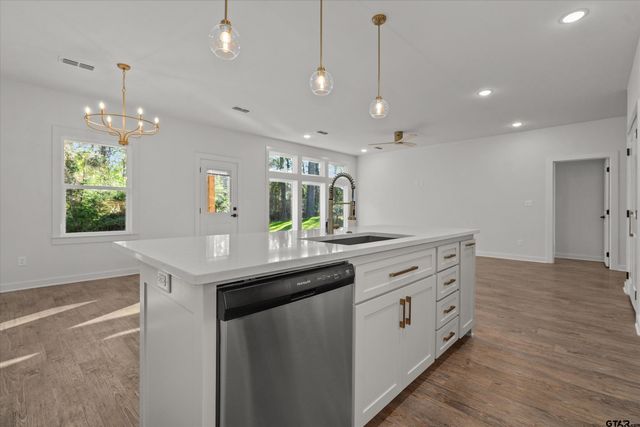 1610 Pineview Ln, Hideaway, TX 75771