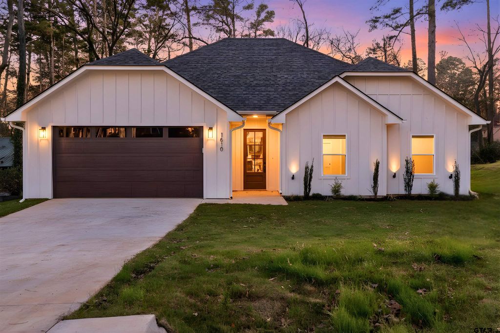 1610 Pineview Ln, Hideaway, TX 75771