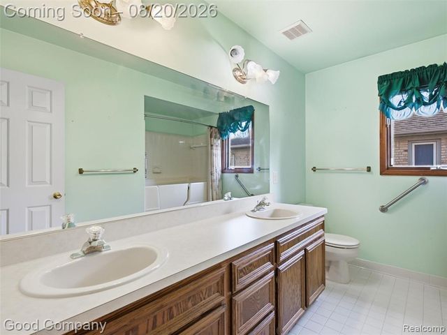 48582 Penrose Lane, Macomb, MI 48044