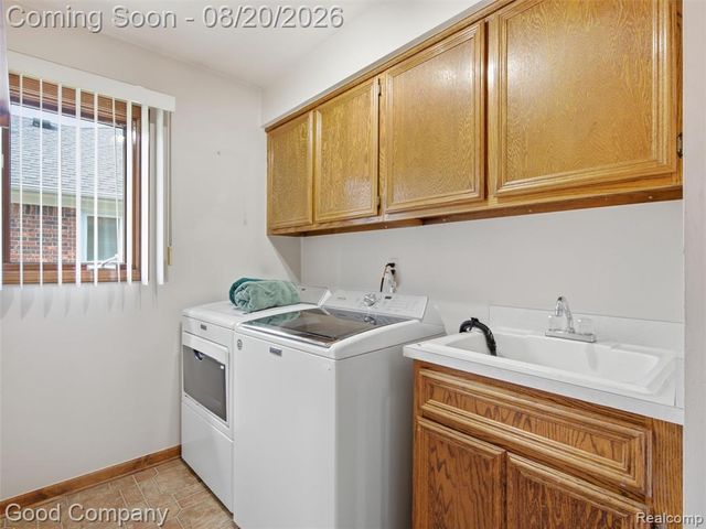 48582 Penrose Lane, Macomb, MI 48044