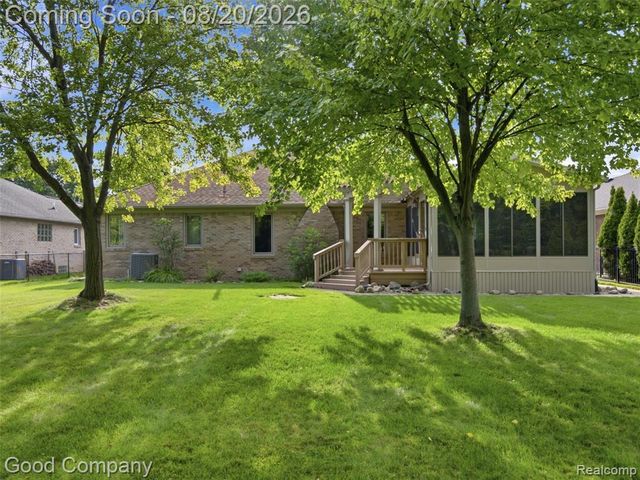 48582 Penrose Lane, Macomb, MI 48044