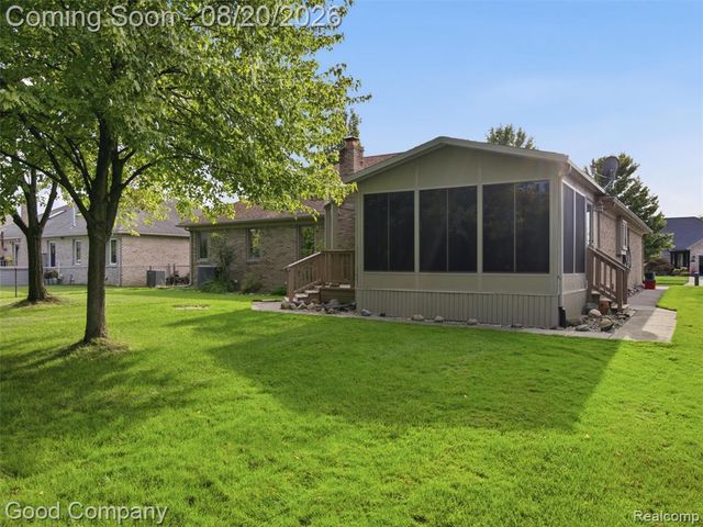 48582 Penrose Lane, Macomb, MI 48044