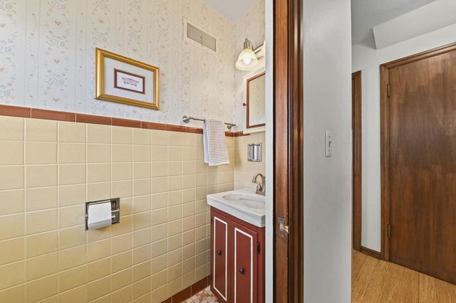 2551 N 81st STREET, Wauwatosa, WI 53213