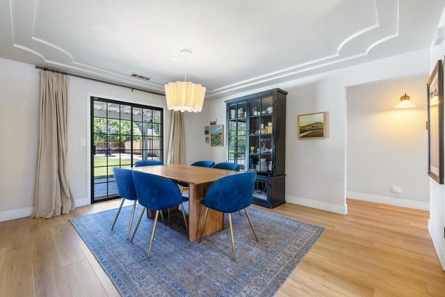 882 E Foxhill Drive, Fresno, CA 93720