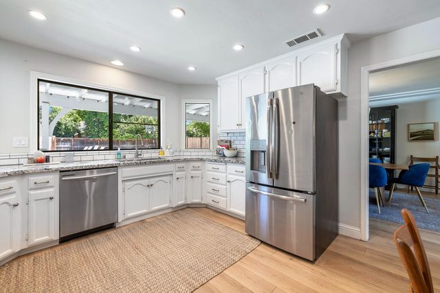 882 E Foxhill Drive, Fresno, CA 93720