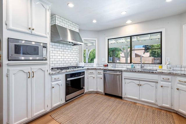 882 E Foxhill Drive, Fresno, CA 93720