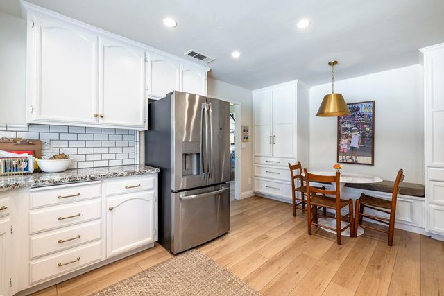 882 E Foxhill Drive, Fresno, CA 93720
