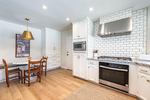 882 E Foxhill Drive, Fresno, CA 93720