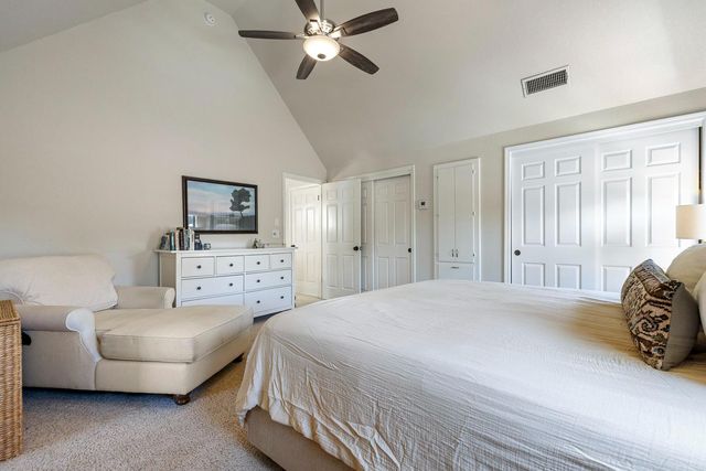 882 E Foxhill Drive, Fresno, CA 93720