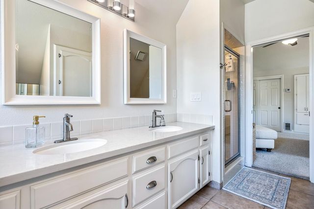 882 E Foxhill Drive, Fresno, CA 93720