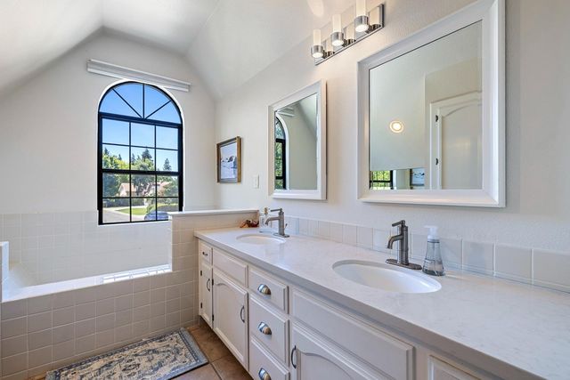 882 E Foxhill Drive, Fresno, CA 93720