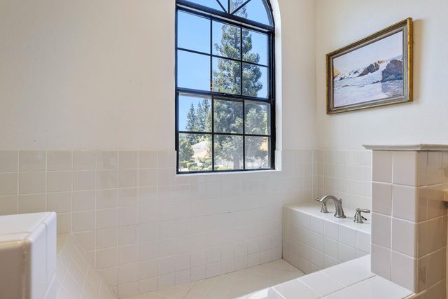 882 E Foxhill Drive, Fresno, CA 93720