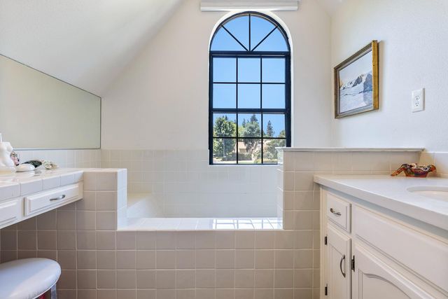 882 E Foxhill Drive, Fresno, CA 93720