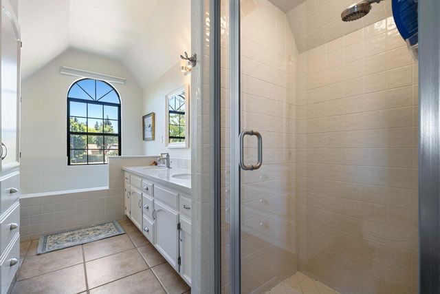 882 E Foxhill Drive, Fresno, CA 93720