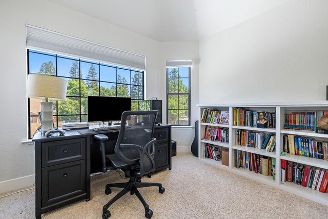 882 E Foxhill Drive, Fresno, CA 93720