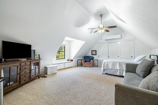 882 E Foxhill Drive, Fresno, CA 93720