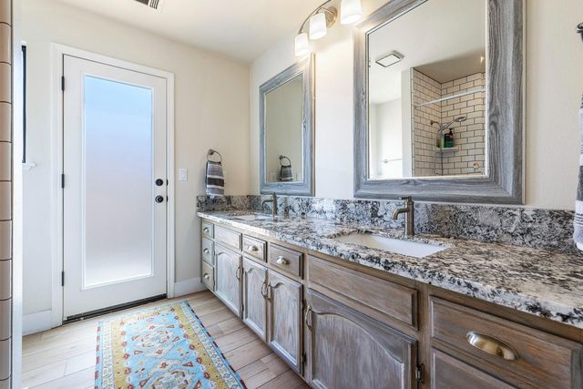 882 E Foxhill Drive, Fresno, CA 93720
