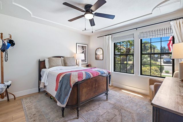 882 E Foxhill Drive, Fresno, CA 93720