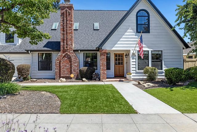 882 E Foxhill Drive, Fresno, CA 93720