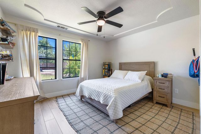 882 E Foxhill Drive, Fresno, CA 93720