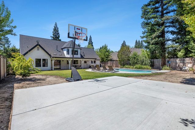 882 E Foxhill Drive, Fresno, CA 93720