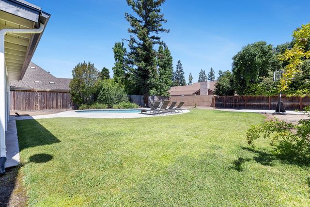 882 E Foxhill Drive, Fresno, CA 93720