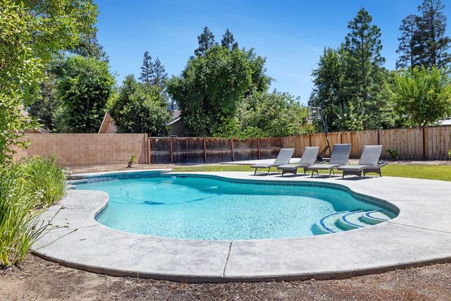 882 E Foxhill Drive, Fresno, CA 93720