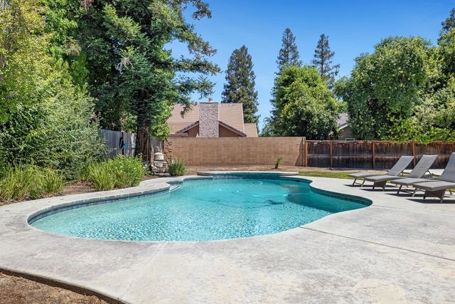 882 E Foxhill Drive, Fresno, CA 93720