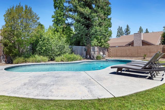 882 E Foxhill Drive, Fresno, CA 93720