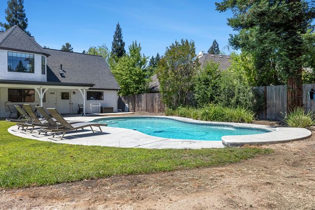 882 E Foxhill Drive, Fresno, CA 93720