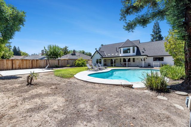 882 E Foxhill Drive, Fresno, CA 93720