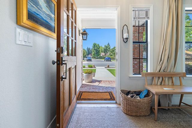 882 E Foxhill Drive, Fresno, CA 93720