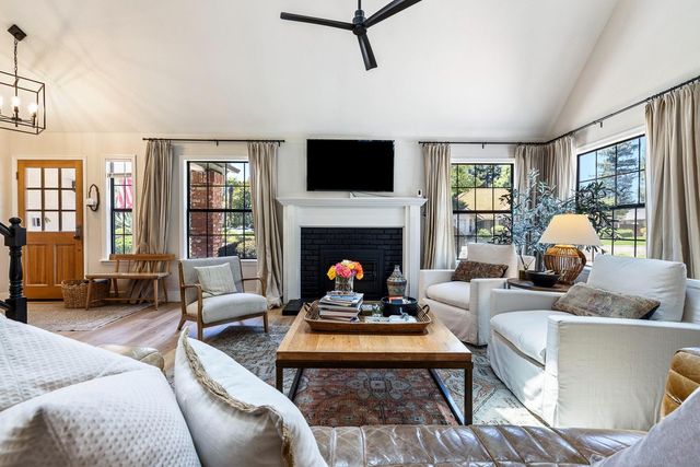 882 E Foxhill Drive, Fresno, CA 93720