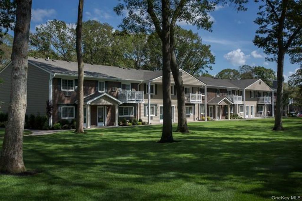 13 Margate Place 1302b, Coram, NY 11727