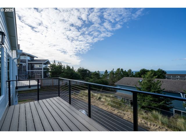 120 CRESCENT St, Tillamook, OR 97141