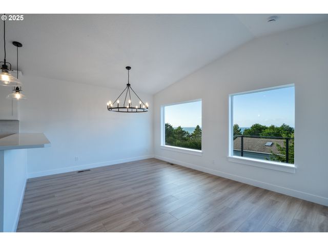 120 CRESCENT St, Tillamook, OR 97141