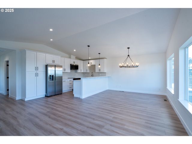 120 CRESCENT St, Tillamook, OR 97141