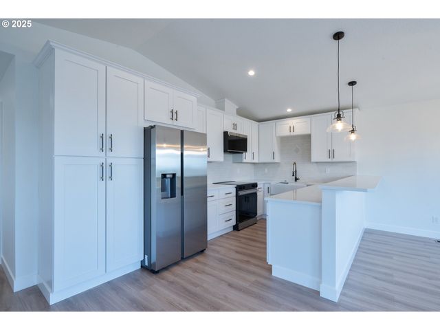120 CRESCENT St, Tillamook, OR 97141