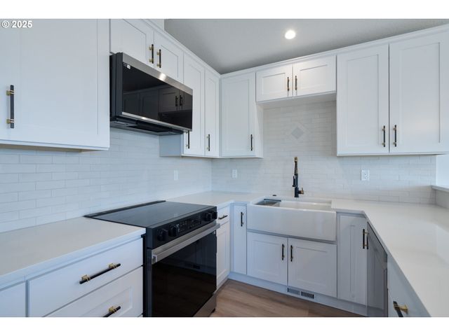 120 CRESCENT St, Tillamook, OR 97141