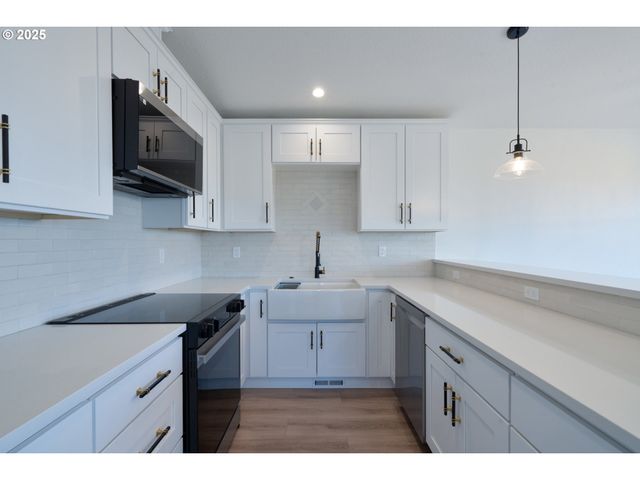 120 CRESCENT St, Tillamook, OR 97141