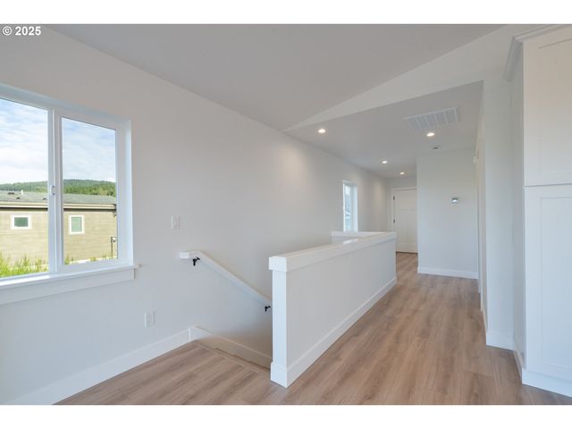 120 CRESCENT St, Tillamook, OR 97141
